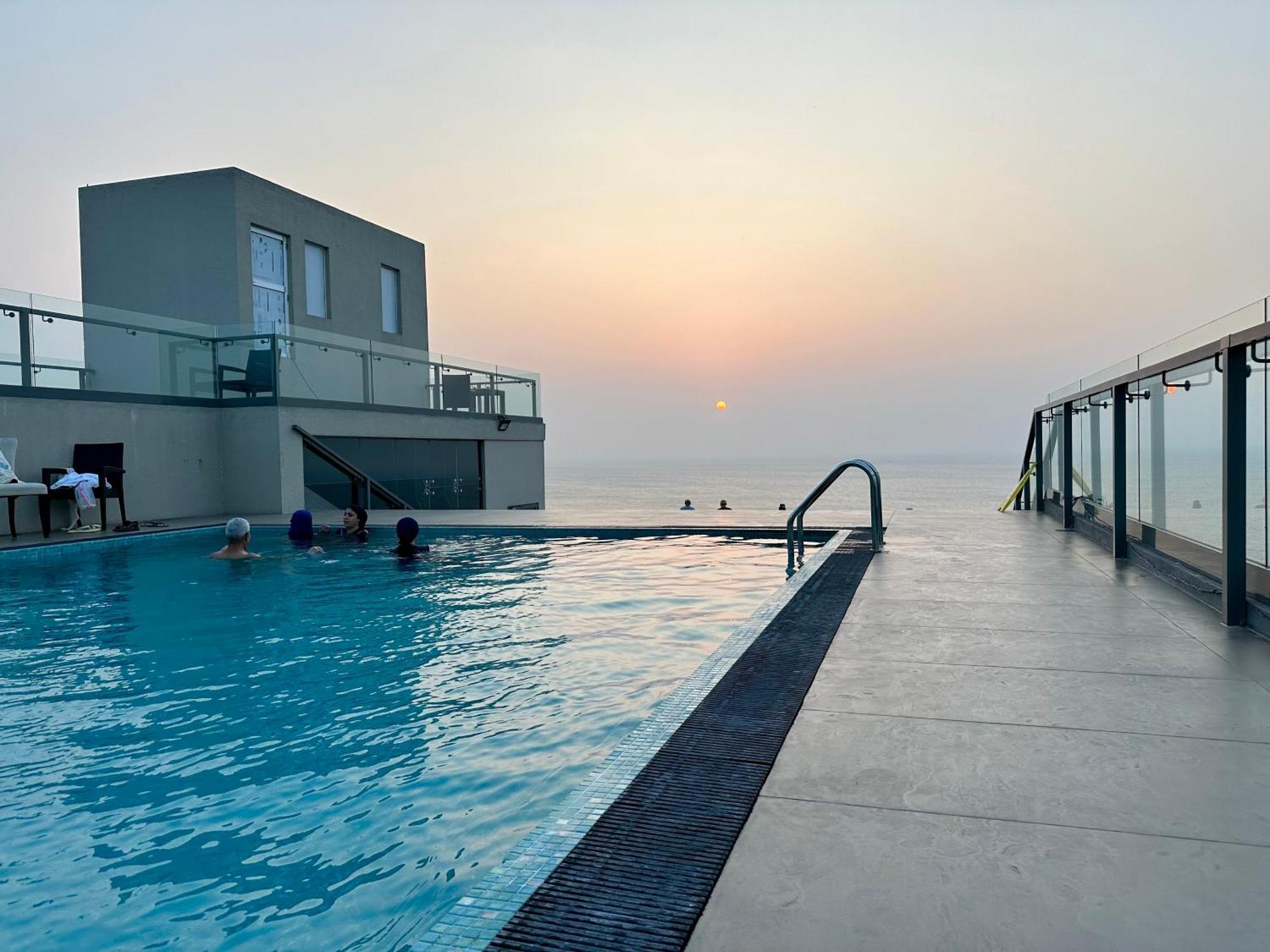 Ocean Breeze Hotel Residencies Britlanka Apartments ネゴンボ エクステリア 写真