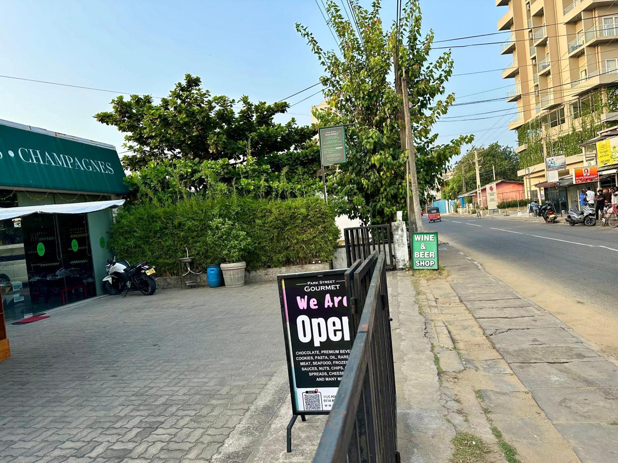 Ocean Breeze Hotel Residencies Britlanka Apartments ネゴンボ エクステリア 写真