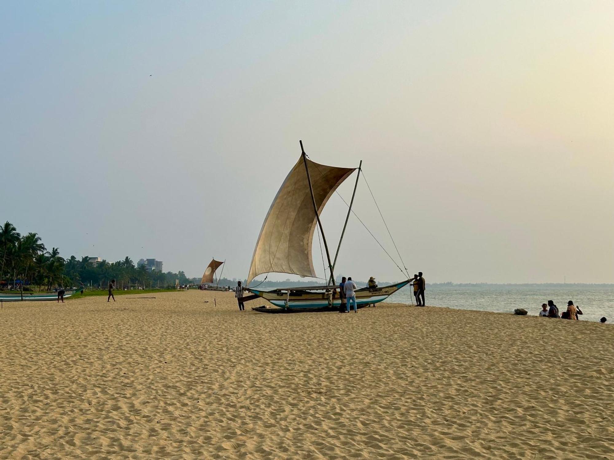 Ocean Breeze Hotel Residencies Britlanka Apartments ネゴンボ エクステリア 写真